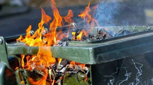 ΧΑΛΚΙΔΑ: Φωτιά σε κάδο και ξερά χόρτα στην οδό Ληλαντίων