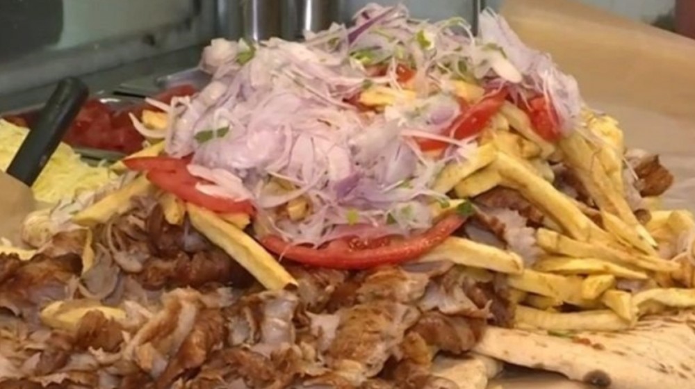 Σουβλατζίδικο φτιάχνει πιτόγυρο-γίγας και δίνει δώρο ένα iPhone 15 σε όποιον το φάει σε 20 λεπτά