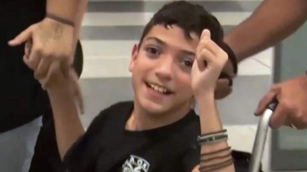 Ο μικρός Γιαννάκης επέστρεψε από την Αμερική όπου έκανε επέμβαση και ζήτησε να φάει πιτόγυρο (VIDEO)