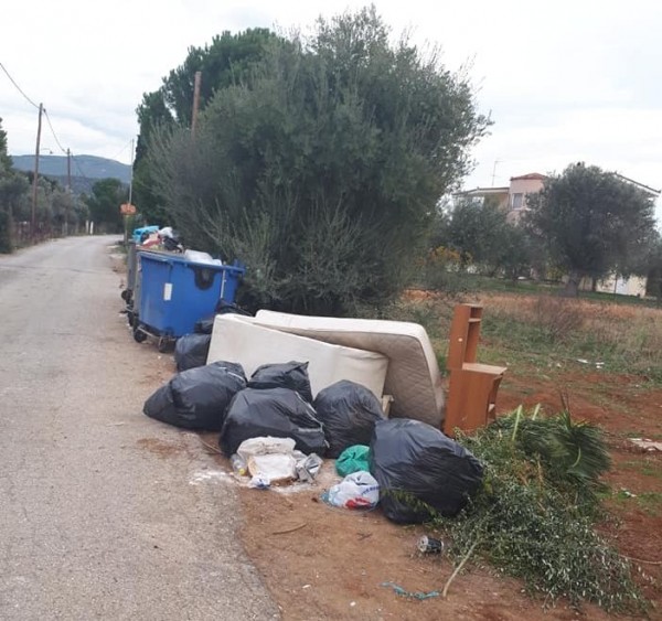 ΜΑΛΑΚΩΝΤΑΣ ΕΡΕΤΡΙΑ: Μόνιμος σκουπιδότοπος δίπλα σε σπίτια