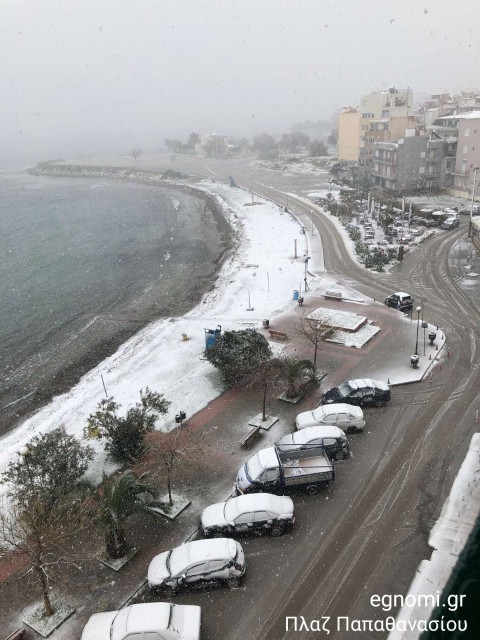 ΧΑΛΚΙΔΑ: Η πλαζ Παπαθανασίου ...χιονισμένη από ψηλά