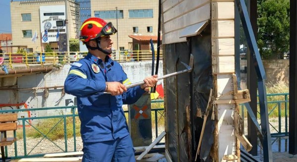 ΨΑΧΝΑ: Φωτιά σε ξύλινη στάση λεωφορείου