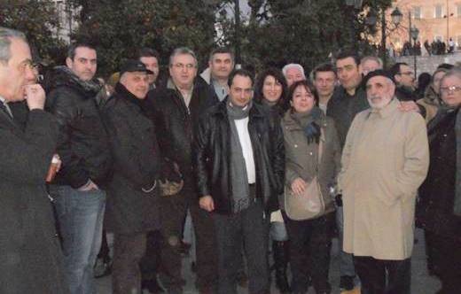 Έφαγαν τη βροχή στο Σύνταγμα