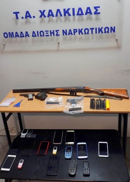 ΣΠΕΙΡΕΣ ΝΑΡΚΩΤΙΚΩΝ ΕΥΒΟΙΑΣ: Κατασχεμένο κινητό άρχισε να χτυπάει την ώρα συνέντευξης της Αστυνομίας (VIDEO)