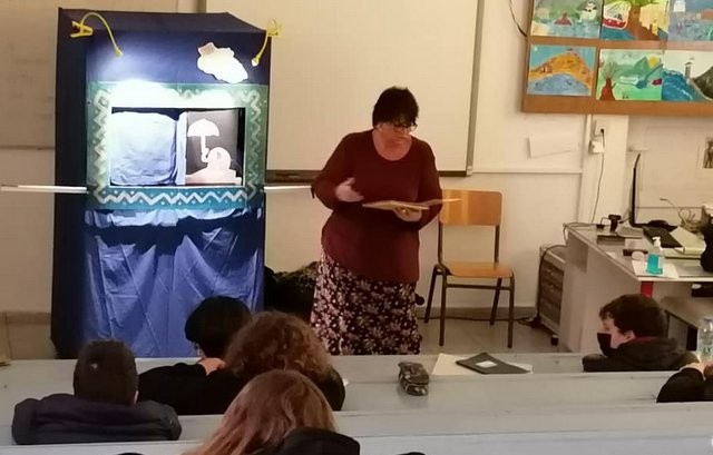 Η Δάφνη Βλουμίδη παρουσίασε με κουκλοθέατρο τα βιβλία της στο 2ο Γυμνάσιο Χαλκίδας