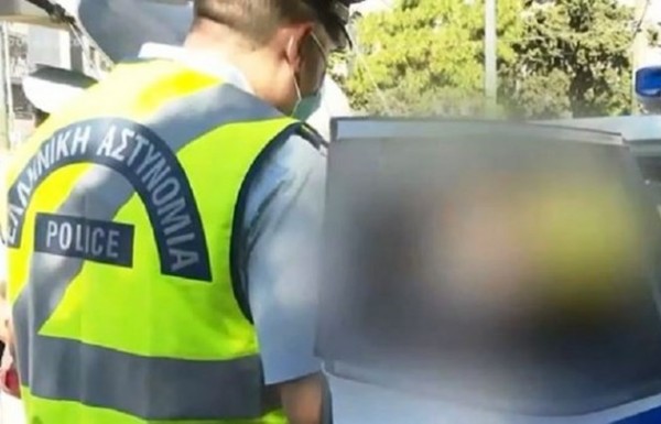 Χειροπέδες πέρασαν οι αστυνομικοί σε 17χρονο που δεν φορούσε μάσκα