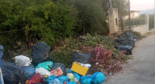 ΕΡΕΤΡΙΑ: Χωματερή δίπλα στους κάδους