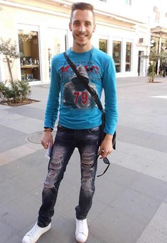 Ολοκλήρωσε τις σπουδές του και μοιράζει βιογραφικά