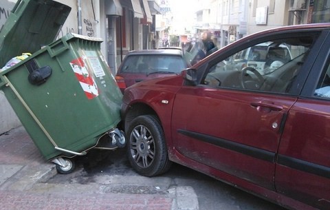 Έκλεψε ταξί και τράκαρε μέσα στην πόλη