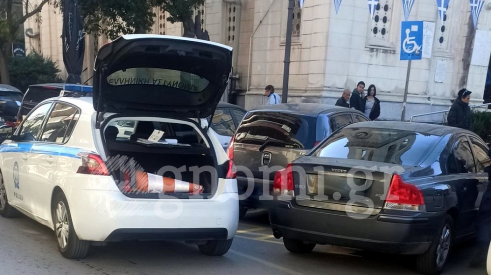 ΧΑΛΚΙΔΑ: Αυτοκίνητο πάρκαρε μπροστά στη ράμπα ΑμεΑ και ανάπηρος περίμενε πάνω από μισή ώρα για να περάσει