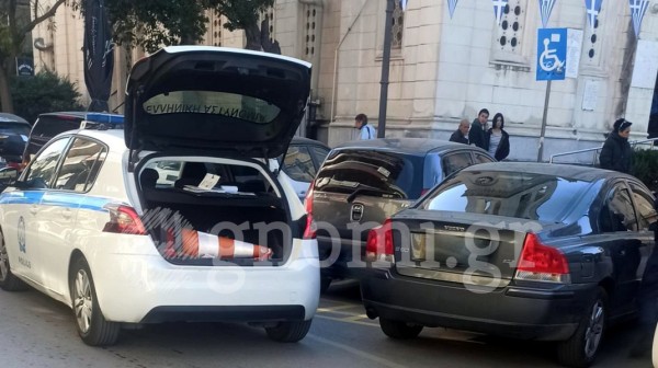 ΧΑΛΚΙΔΑ: Αυτοκίνητο πάρκαρε μπροστά στη ράμπα ΑμεΑ και ανάπηρος περίμενε πάνω από μισή ώρα για να περάσει