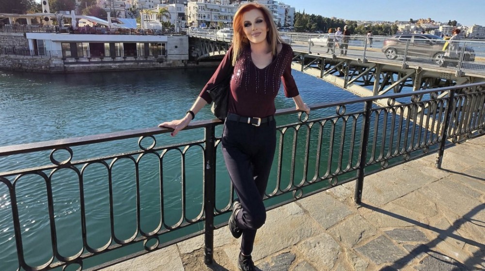 ΧΑΛΚΙΔΑ: Κλασική πόζα στη γέφυρα για την Μαριάνθη Καλαμαράκη