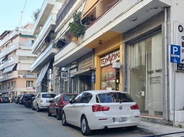 ΧΑΛΚΙΔΑ- ΚΑΤΑΓΓΕΛΙΑ: Τρεις μέρες παράνομα παρκαρισμένο σε θέση ΑμεΑ το ΙΧ της φωτογραφίας
