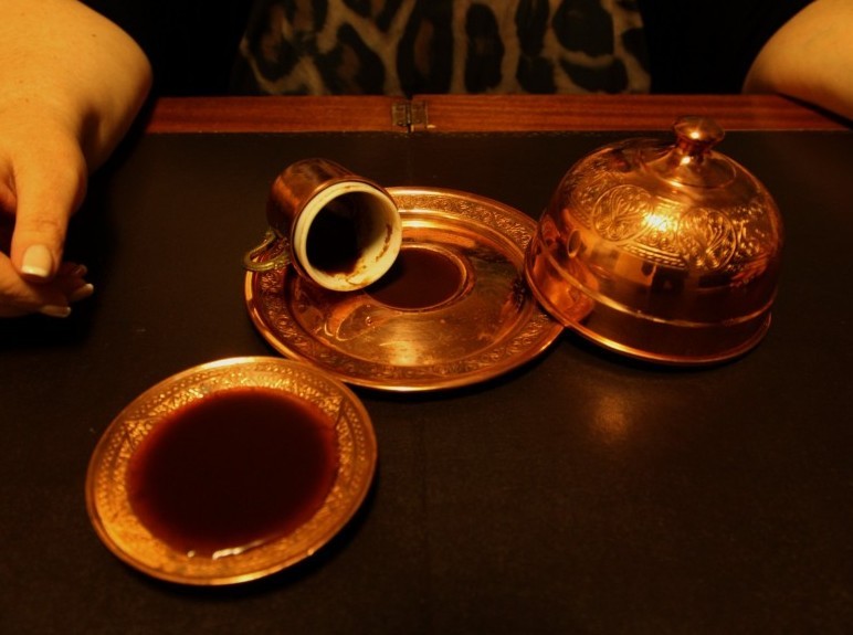 Συνελήφθη 46χρονη γυναίκα που έλεγε τον καφέ και τα χαρτιά