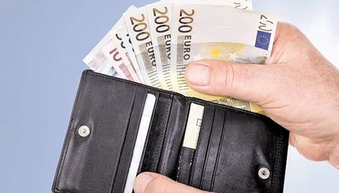 ΑΛΙΒΕΡΙ: Παρέδωσε φουσκωμένο πορτοφόλι