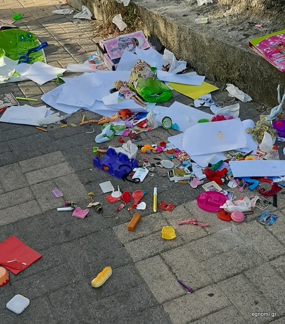 ΧΑΛΚΙΔΑ: Γέμισε ο δρόμος πεταμένα παιχνίδια