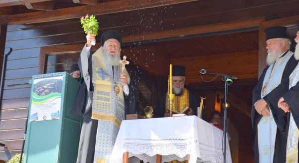 ΠΑΠΑΔΕΣ ΕΥΒΟΙΑΣ: Ο μητροπολίτης τέλεσε τον Αγιασμό στα εγκαίνια του νέου Δασικού Χωριού