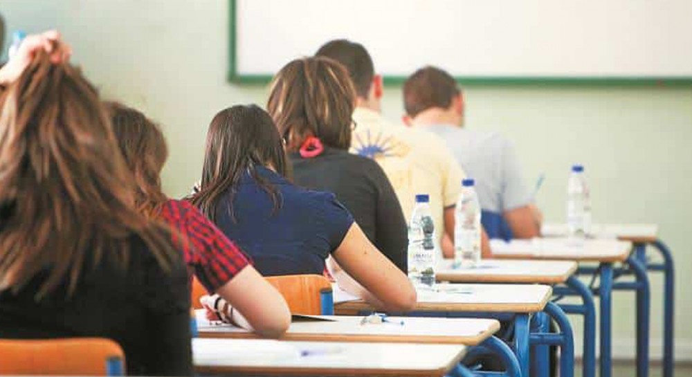 ΠΑΝΕΛΛΗΝΙΕΣ: Μαθήτρια πήγε να δώσει εξετάσεις ...με ακουστικά