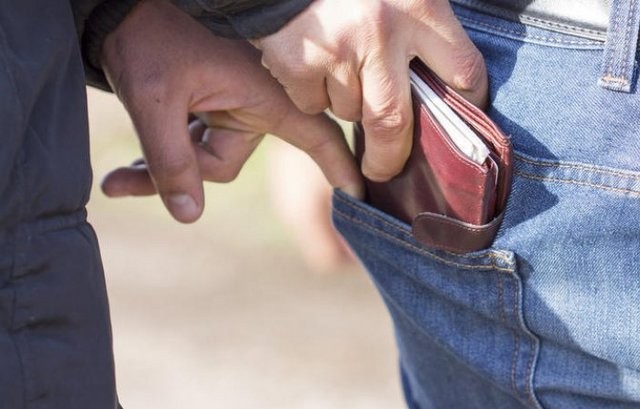 Συνελήφθησαν 25 μέλη συμμορίας που έκλεβαν πορτοφόλια