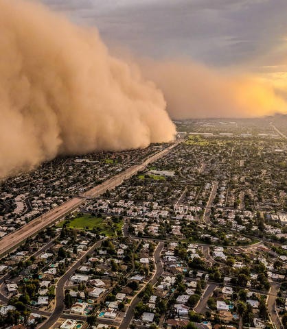 Αμμοθύελλα ύψους 1,5 χιλιομέτρου «καταπίνει» την πόλη του Φίνιξ (VIDEO)
