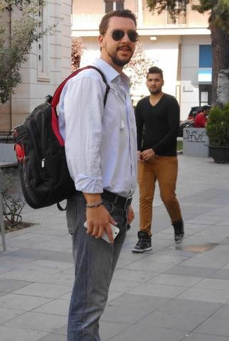 Πού πάει ο Κώστας με το σακίδιο στη πλάτη;