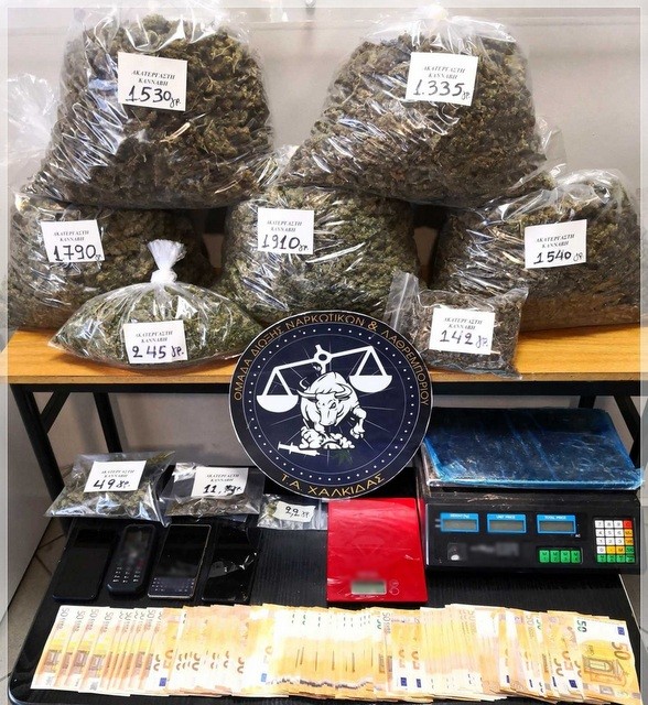 ΑΜΑΡΥΝΘΟΣ: Κατασχέθηκαν 8,5 κιλά χασίς και 6500 ευρώ από την Ασφάλεια Χαλκίδας (ΦΩΤΟ)