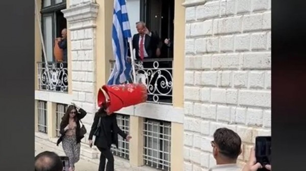 Αδιανόητο: Αντιδήμαρχος της Κέρκυρας έριξε στάμνα στο κεφάλι μιας γυναίκας (VIDEO)