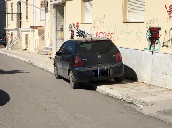ΧΑΛΚΙΔΑ: Θαυμάστε παρκάρισμα στην οδό Τζαβάρα!