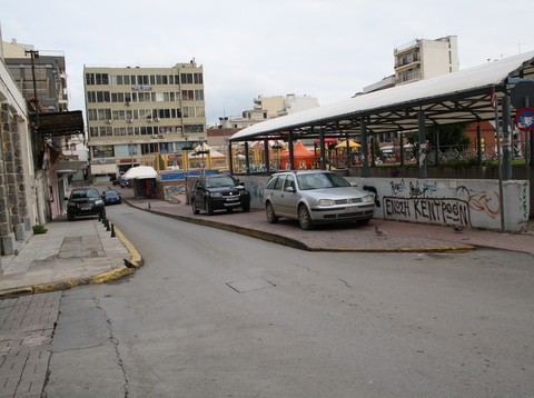 Καβάλησαν πεζοδρόμια στην πλατεία Αγοράς