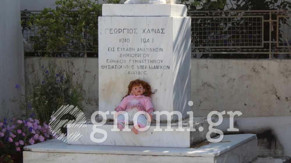 ΧΑΛΚΙΔΑ: Κούκλα ...άραξε στο άγαλμα του Γιώργου Χαϊνά!