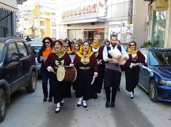 ΑΛΙΒΕΡΙ: Έψαλαν τα κάλαντα στους δρόμους τα μέλη του Συλλόγου Το Μεσονήσι