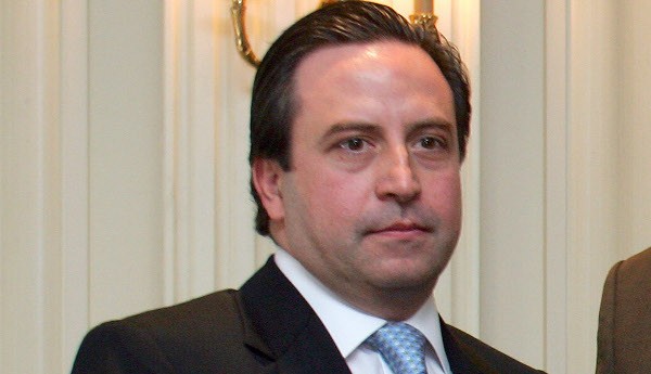 Χειροπέδες στον Ρέστη
