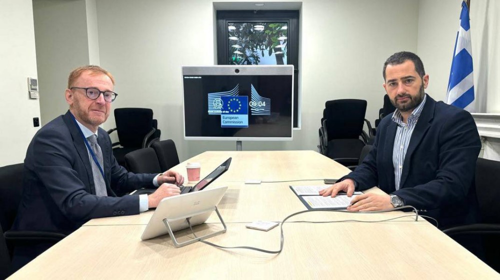 Ο Φάνης Σπανός συναντήθηκε με Ευρωπαίο αξιωματούχο για στεγαστικό και δημογραφικό