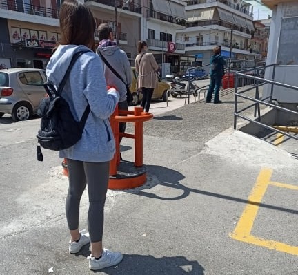 ΧΑΛΚΙΔΑ: Ουρές κάτω από το ήλιο στα σούπερ-μάρκετ