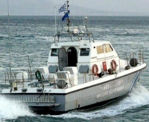 ΟΙΝΟΥΣΕΣ: Νεκρός ένας 68χρονος από ανατροπή σκάφους - Αγνοείται ο 22χρονος γιος του