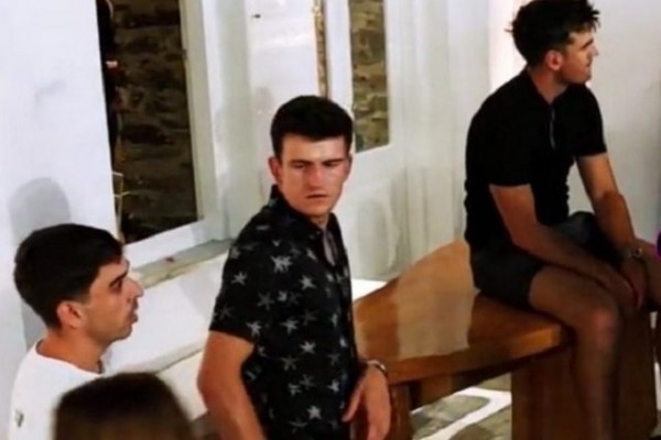 Ο αρχηγός της Μάντσεστερ Μαγκουάιρ πλακώθηκε στο ξύλο και συνελήφθη στη Μύκονο (VIDEO)