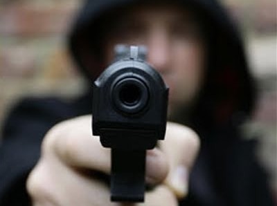 38χρονος με όπλο απείλησε παιδιά