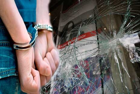 ΧΑΛΚΙΔΑ: Εσπαζε τις βιτρίνες και άδειαζε τις ταμειακές μηχανές