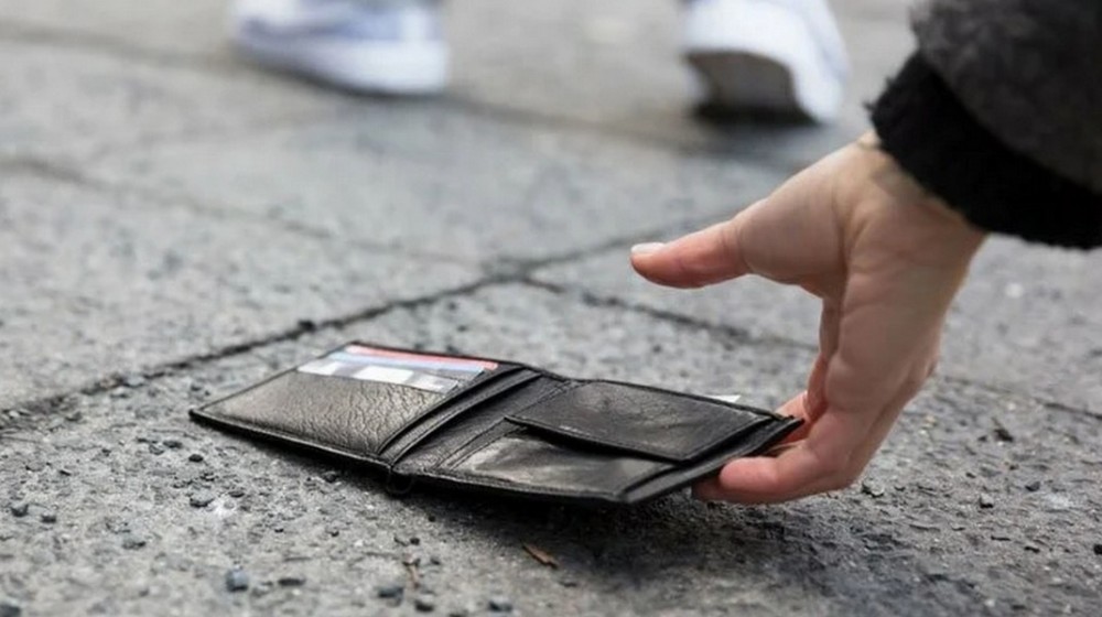 ΔΗΜΟΣ ΔΙΡΦΥΩΝ-ΜΕΣΣΑΠΙΩΝ: Εργαζόμενη βρήκε πορτοφόλι με χρήματα και το παρέδωσε