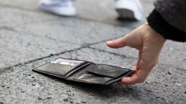 ΔΗΜΟΣ ΔΙΡΦΥΩΝ-ΜΕΣΣΑΠΙΩΝ: Εργαζόμενη βρήκε πορτοφόλι με χρήματα και το παρέδωσε