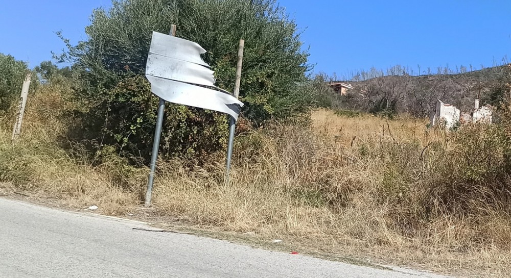 ΛΙΜΝΗ: Κατεστραμμένες πινακίδες τρία χρόνια μετά την πυρκαγιά