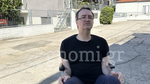 ΒΑΣΙΛΙΚΟ: Δεν μπορεί να κυκλοφορήσει με το αναπηρικό καροτσάκι (VIDEO)