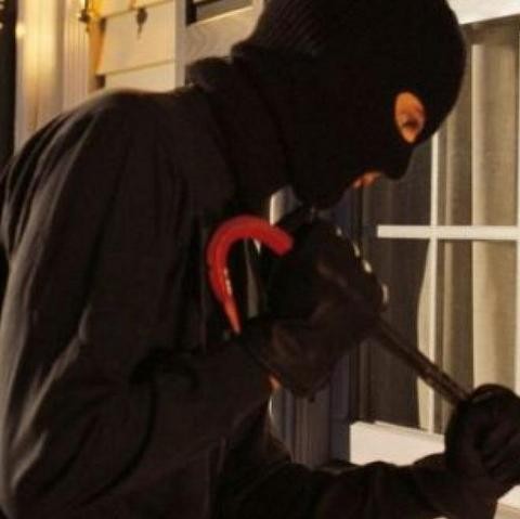 Γυναίκα ακολούθησε την οδηγία της Αστυνομίας κι έκανε ότι κοιμάται κατά τη διάρκεια διάρρηξης