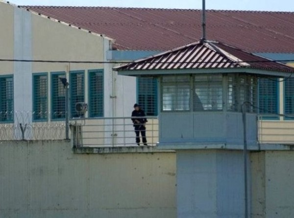 Κρατούμενος είχε κρύψει τρία κινητά τηλέφωνα στον πρωκτό του!