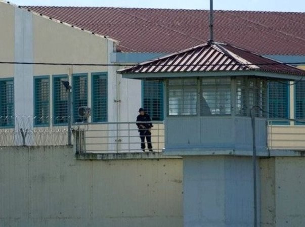 Κρατούμενος είχε κρύψει τρία κινητά τηλέφωνα στον πρωκτό του!