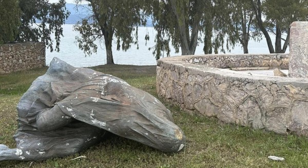 ΕΡΕΤΡΙΑ: Γκρέμισαν το άγαλμα μπροστά στον Θέαλο