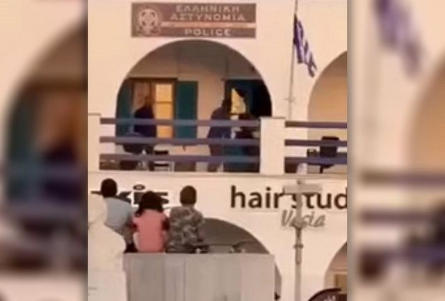 Ρομά επιτέθηκαν σε αστυνομικούς μέσα στο Τμήμα (VIDEO)
