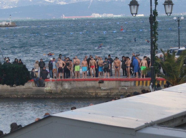 Οι γενναίοι του χιονιά με τα πολύχρωμα μαγιό