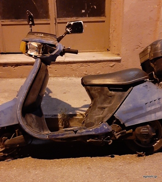 ΧΑΛΚΙΔΑ: Παμπάλαιο μηχανάκι πιάνει θέση πάρκινγκ