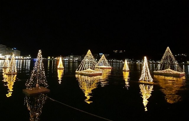 ΧΑΛΚΙΔΑ: Ανάβουν τα Χριστουγεννιάτικα δένδρα σε στεριά και θάλασσα